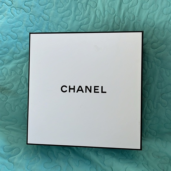 Coco Chanel gift box with wrap and ribbon - Picture 6 of 8